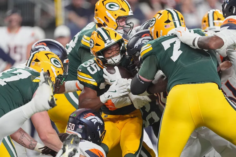Packers top Broncos 33-13 in Denver